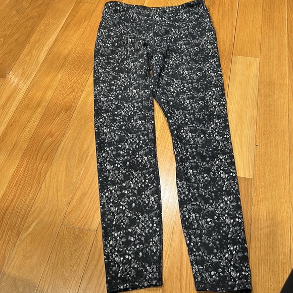 Gap fit studio sky high leggings size small good condition- like new - Picture 2 of 4